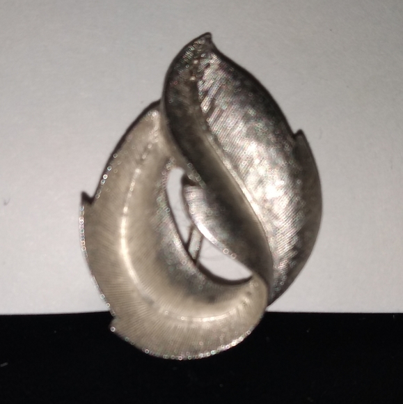 Vintage Pair of Trifari Clip-On Earrings, Silver Leaf Pattern, Signed - Picture 2 of 4